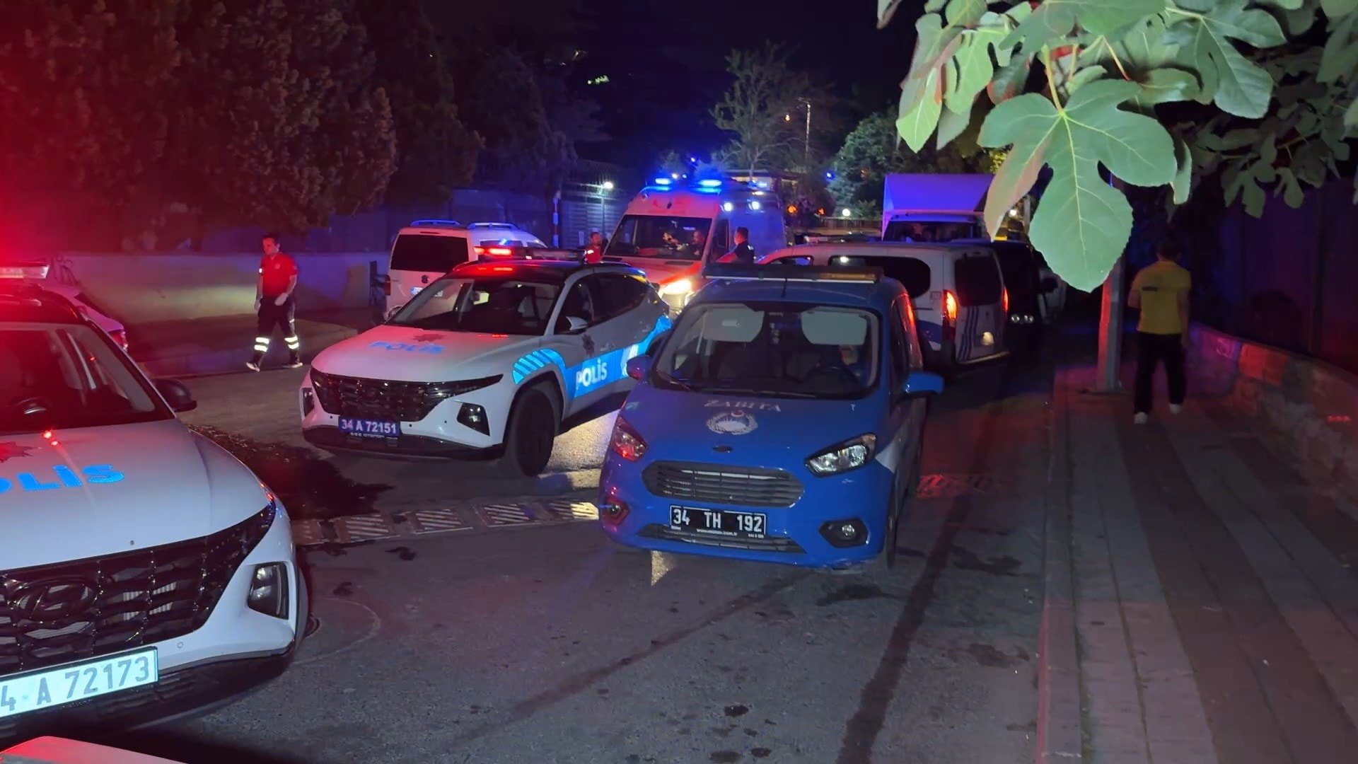 İstanbul'da düğünde atılan havai fişekler yangın çıkardı: Mahalleli isyan etti