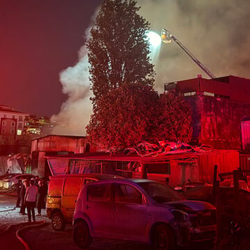 İstanbul’da ilçeyi alevler aydınlattı! 10 aracı hurdaya çeviren yangın
