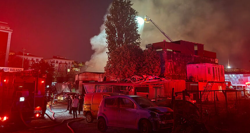 İstanbul’da ilçeyi alevler aydınlattı! 10 aracı hurdaya çeviren yangın