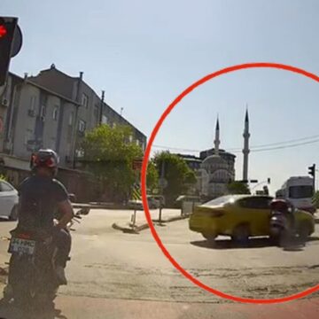 İstanbul’da taksi ile motosiklet çarpıştı