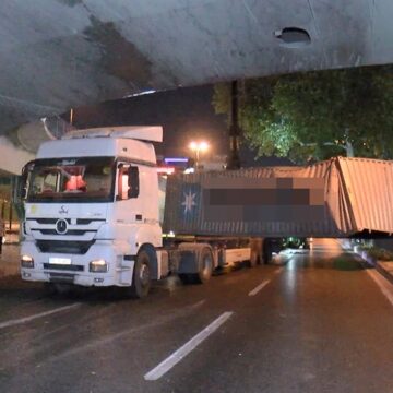 İstanbul’da TIR köprüye çarptı, yol trafiğe kapandı
