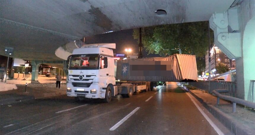 İstanbul’da TIR köprüye çarptı, yol trafiğe kapandı