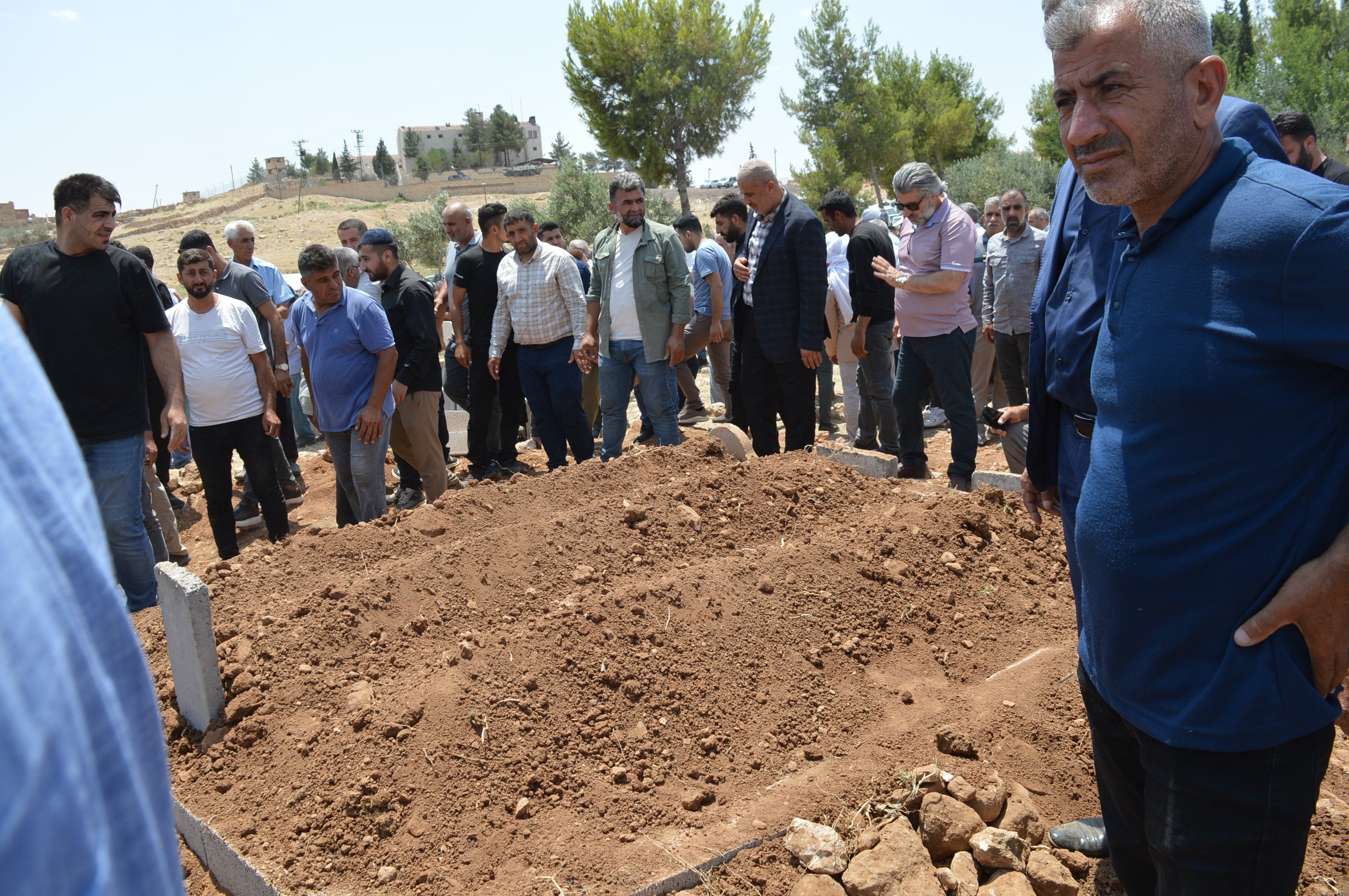 İzmir'de kazada ölen 3 kardeş, Mardin'de yan yana toprağa verildi