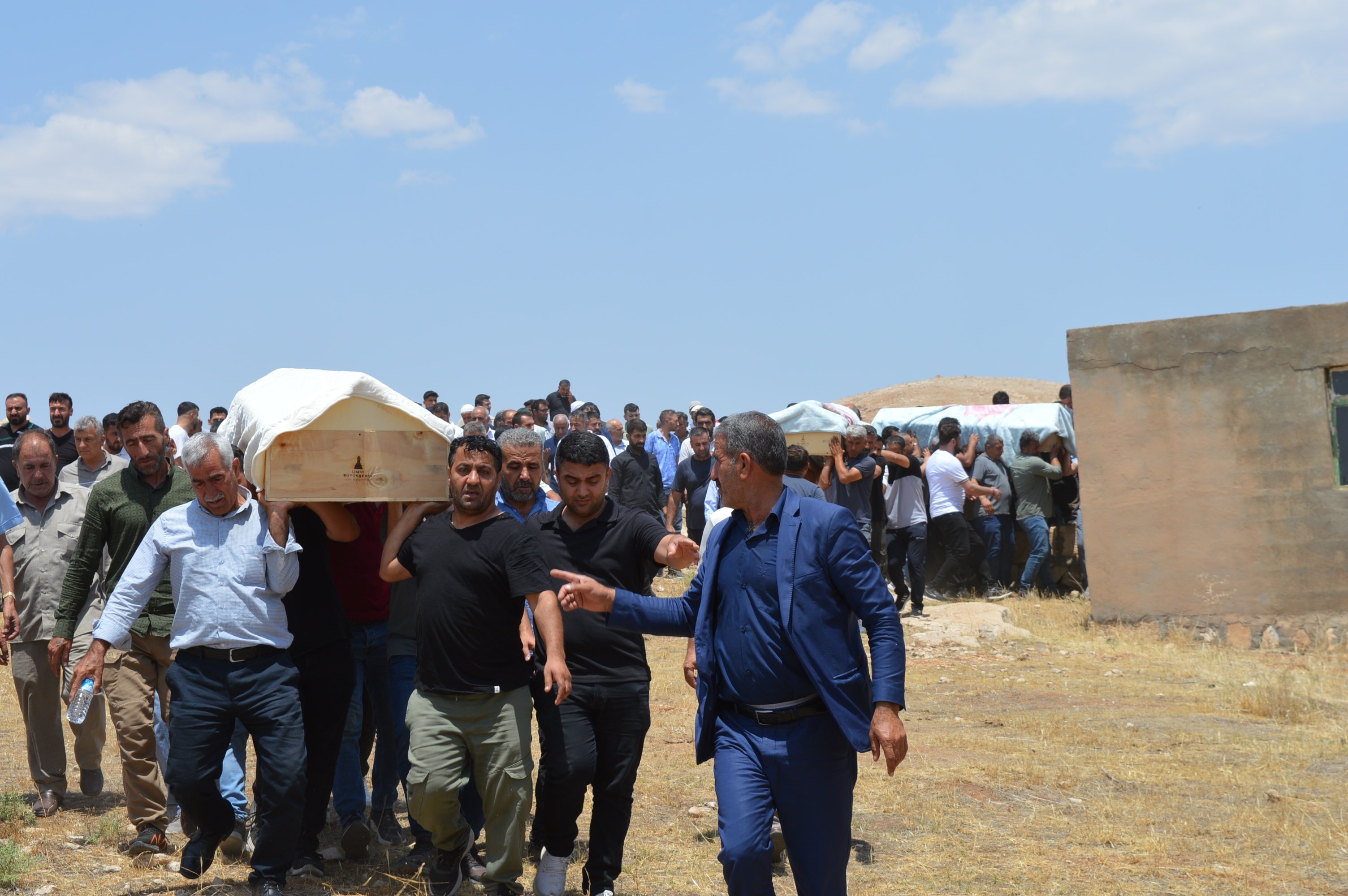 İzmir'de kazada ölen 3 kardeş, Mardin'de yan yana toprağa verildi