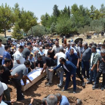 İzmir’de kazada ölen 3 kardeş, Mardin’de yan yana toprağa verildi