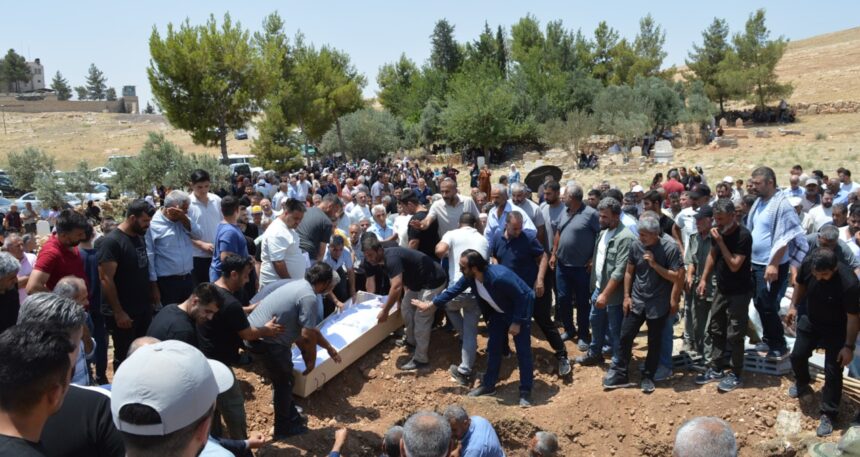 İzmir’de kazada ölen 3 kardeş, Mardin’de yan yana toprağa verildi