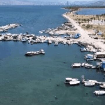 izmirde-lagunu-deniz-yosunlari-kapladi-p4WRtSST.jpg İzmir’de lagünü deniz yosunları kapladı