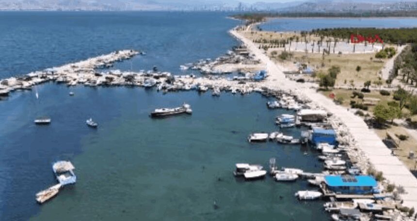 izmirde-lagunu-deniz-yosunlari-kapladi-p4WRtSST.jpg İzmir’de lagünü deniz yosunları kapladı