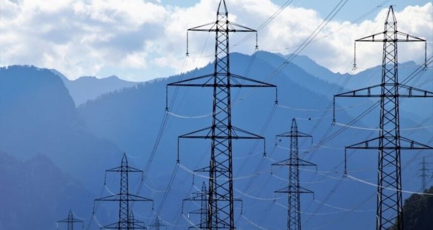İzmir’de orman yangını sonrası elektrikler kesildi