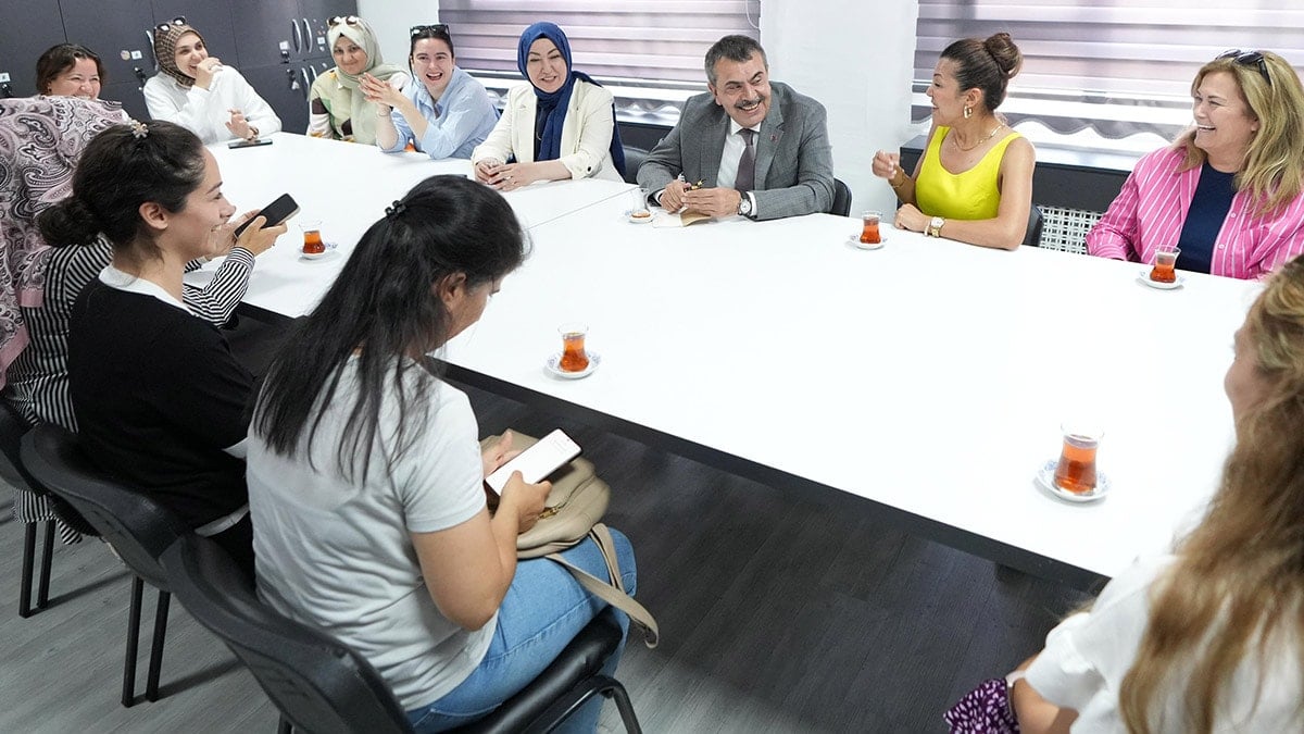 Kadın öğretmenden Bakan Tekin'e tuhaf yorum: 'Kalp atıyorsunuz ya çıldırıyoruz'