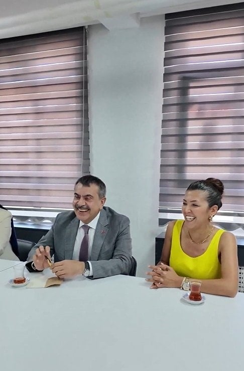 Kadın öğretmenden Bakan Tekin'e tuhaf yorum: 'Kalp atıyorsunuz ya çıldırıyoruz'