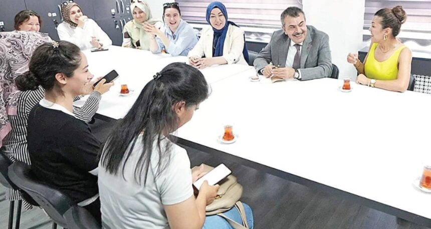 Kadın öğretmenin tuhaf sözleri: Çıldırıyoruz Bakan Bey