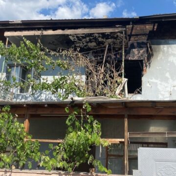 Karabük’te iki katlı ev küle döndü