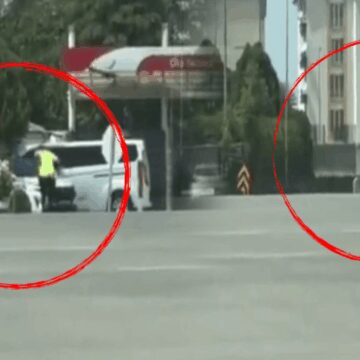 Kargaların saldırısına uğrayan trafik polisinin zor anları kamerada