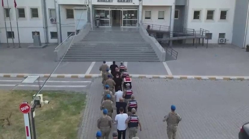 Kendilerini general olarak tanıtan dolandırıcılar tutuklandı