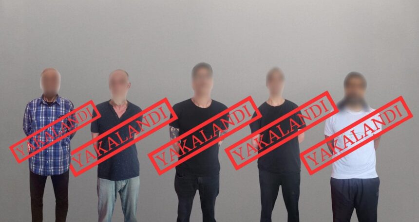 Kırmızı bültenle aranan 5 suçlu Türkiye’ye getirildi