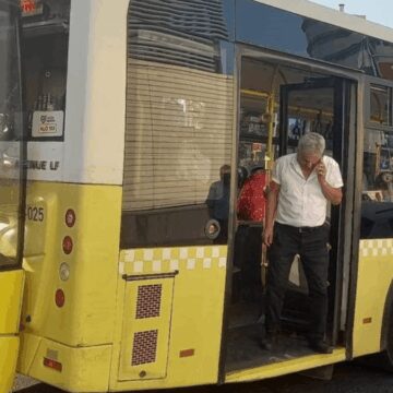 kirmizi-isikta-duramayan-iett-onundeki-otobuse-carpti-kPNwnMUN.jpg Kırmızı ışıkta duramayan İETT, önündeki otobüse çarptı