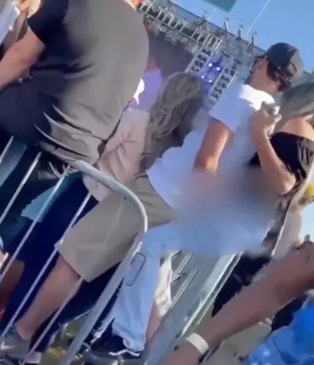 Kız arkadaşına sarılırken arkadaki kızı taciz etti!