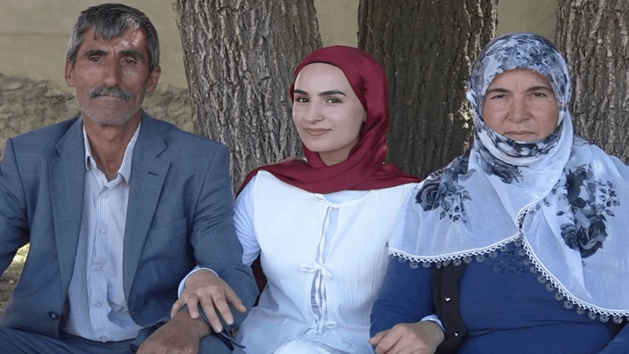 Kızına YKS çıkışı yaptığı duygusal karşılama sosyal medyayı salladı
