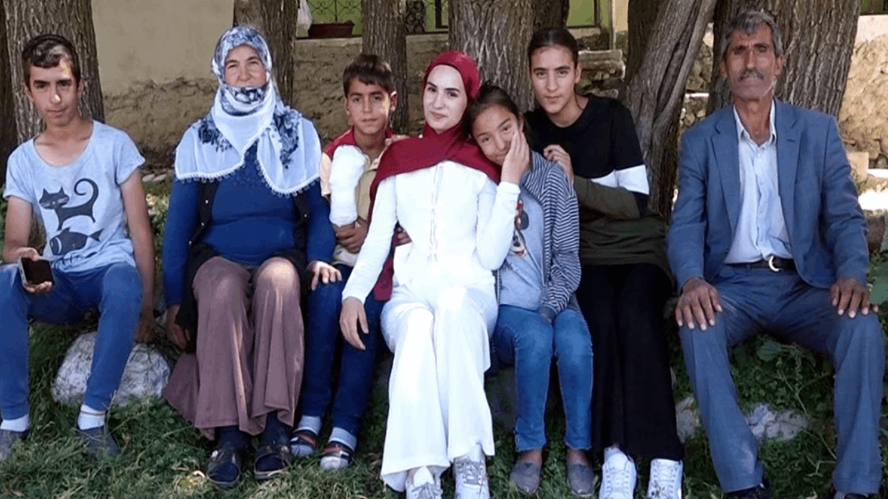 Kızına YKS çıkışı yaptığı duygusal karşılama sosyal medyayı salladı
