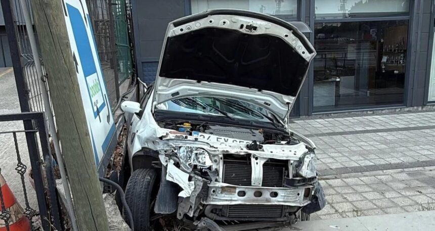 Kocaeli’de devrilen otomobildeki yolcu yaralandı