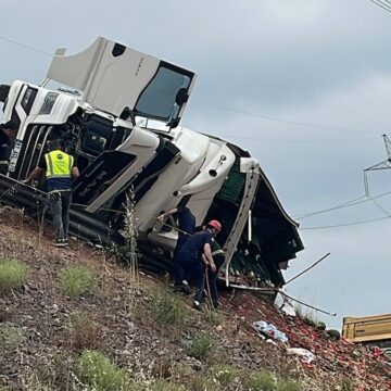 Kocaeli’de karpuz yüklü TIR devrildi; Ölü ve yaralılar var