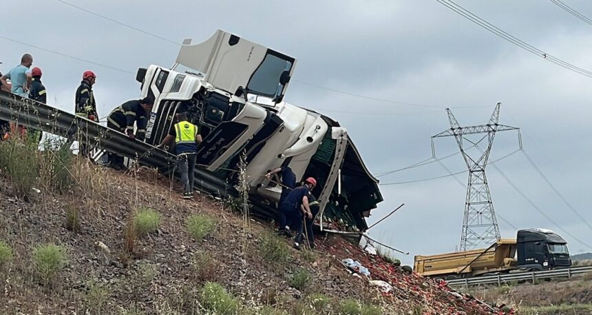 Kocaeli’de karpuz yüklü TIR devrildi; Ölü ve yaralılar var