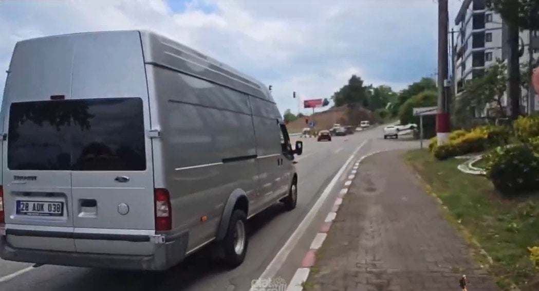 Koreli fenomene 4. taciz: Torbanın içindeki paraları teklif etti