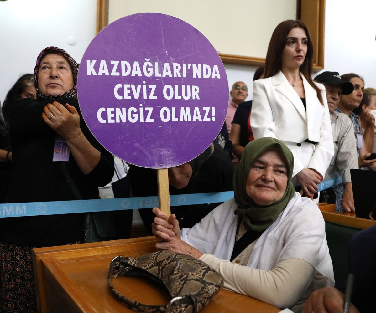 Korkup ertelediler