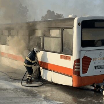 Körüğü patlayan belediye otobüsü alev topuna döndü