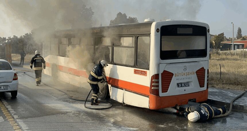 Körüğü patlayan belediye otobüsü alev topuna döndü