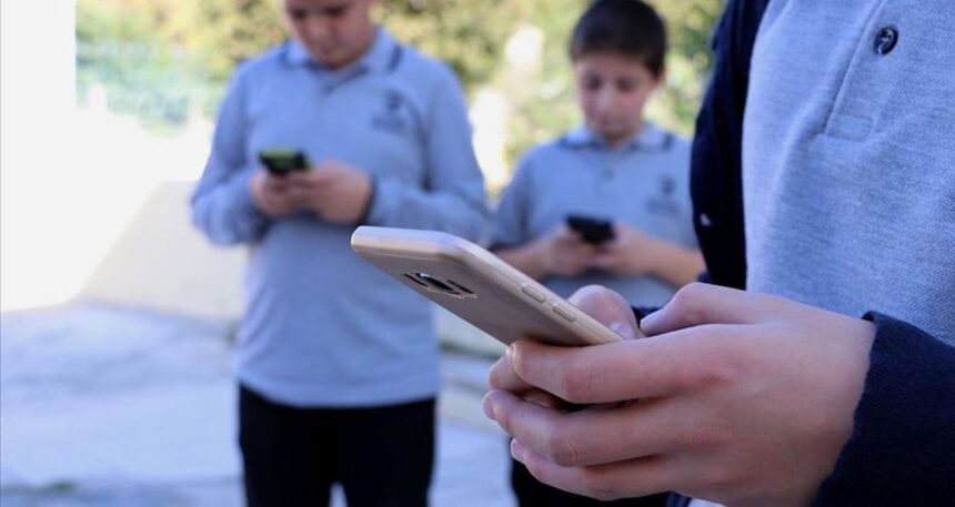 Liselerde öğrencilerin cep telefonu kullanması yasaklandı