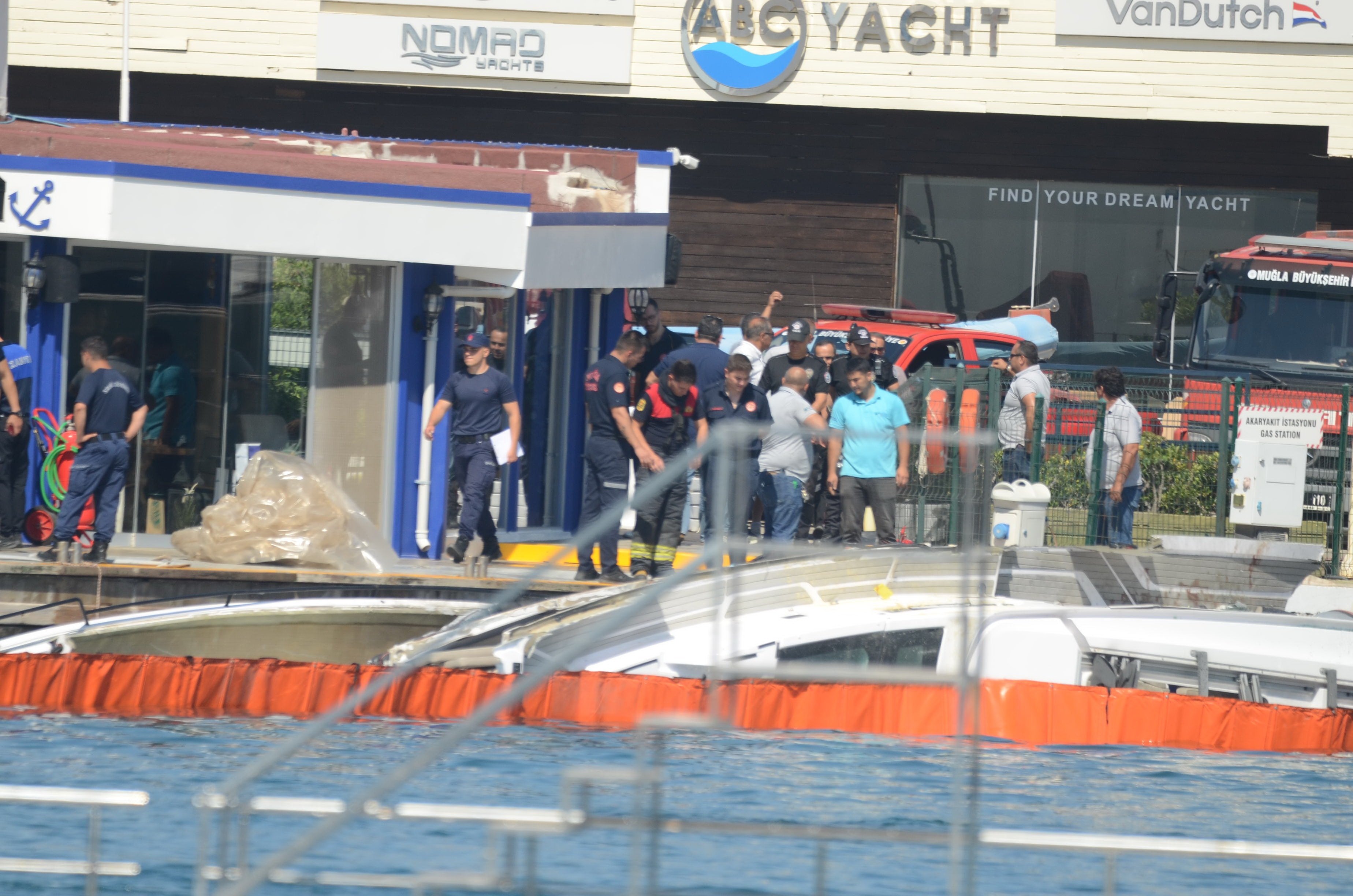 Marina’da akaryakıt alan yat önce patladı sonra battı: İki denizci yaralı