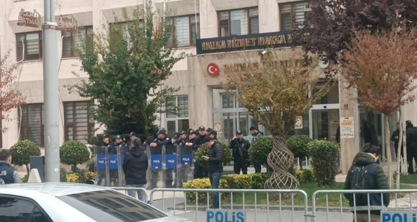 Mobbing itirazına kayyum cezası: Sosyolog, tuvalet temizliğine verildi!