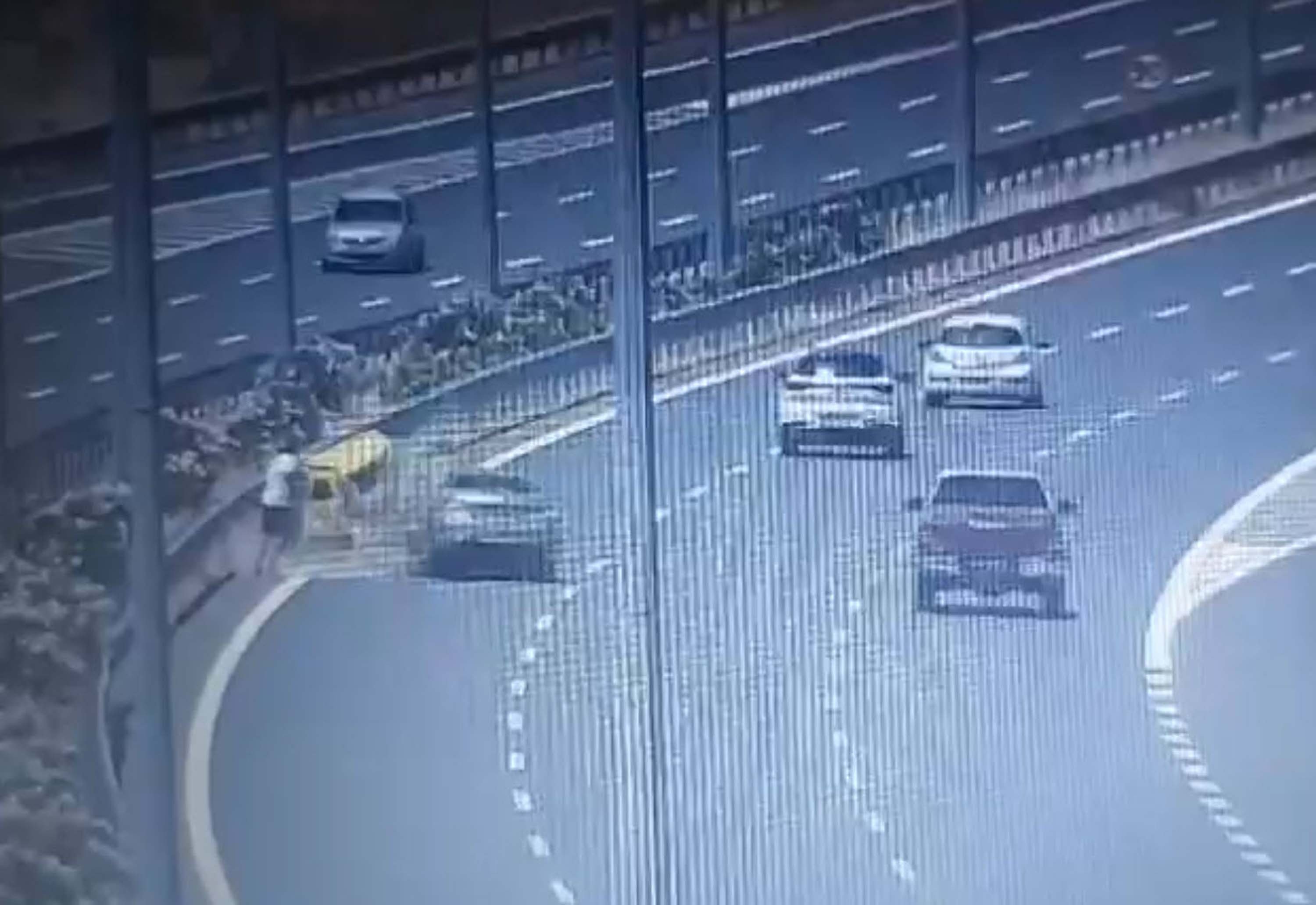 Ölümlü kaza saniye saniye kaydedildi! Sol şeritte duran taksiye böyle çarptı