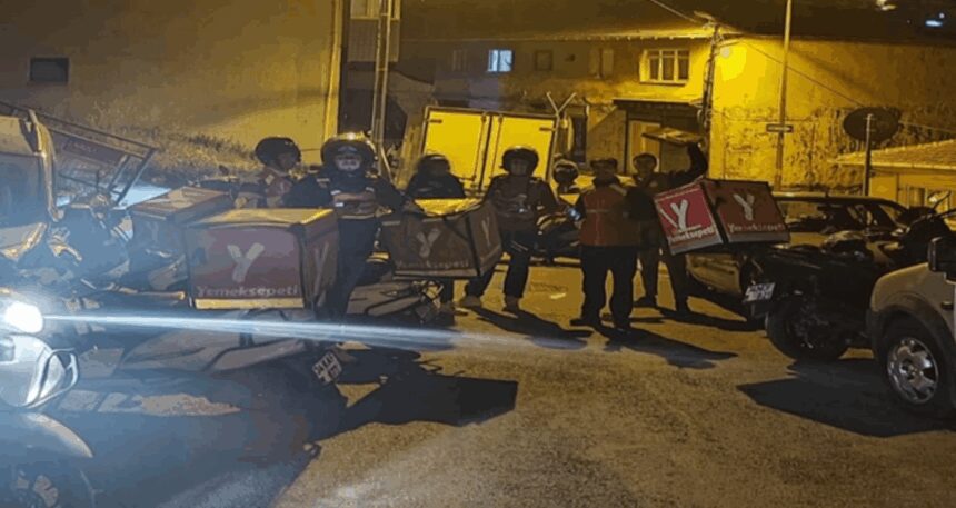 onlarca-siparis-verip-kuryeleri-kapiya-yigdi-kim-oldugu-bulunamadi-PLIs85n9.jpg Onlarca sipariş verip kuryeleri kapıya yığdı; kim olduğu bulunamadı