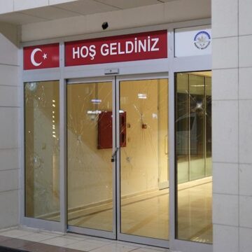 Osmaniye’de belediye binasına taşlı saldırıda bulunuldu