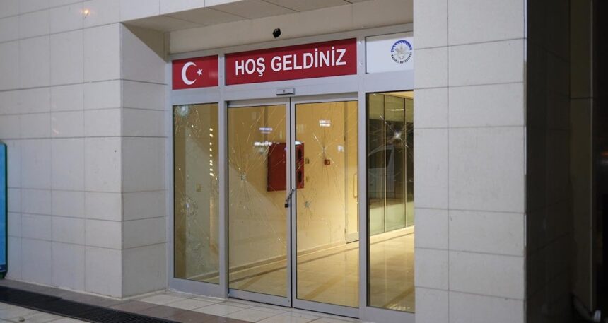 Osmaniye’de belediye binasına taşlı saldırıda bulunuldu