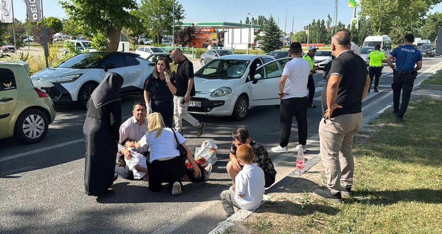 Otomobilin çarptığı iki kardeş yaralandı