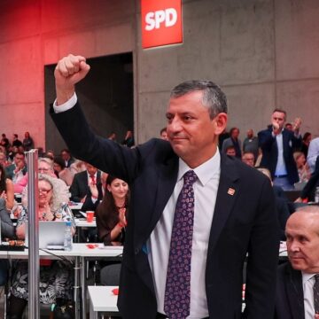 Özgür Özel ayakta alkışlandı: ‘Kurtuluş yok tek başına, ya hep beraber ya hiçbirimiz’