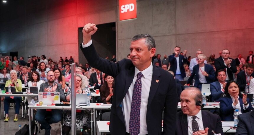Özgür Özel ayakta alkışlandı: ‘Kurtuluş yok tek başına, ya hep beraber ya hiçbirimiz’