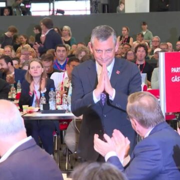 Özgür Özel, Berlin’deki SPD Kongresi’nde ayakta alkışlandı