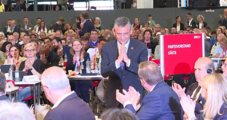 Özgür Özel, Berlin’deki SPD Kongresi’nde ayakta alkışlandı