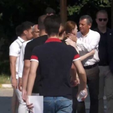 Özgür Özel, Ferdi Zeyrek’in kızını sınav sabahı yalnız bırakmadı