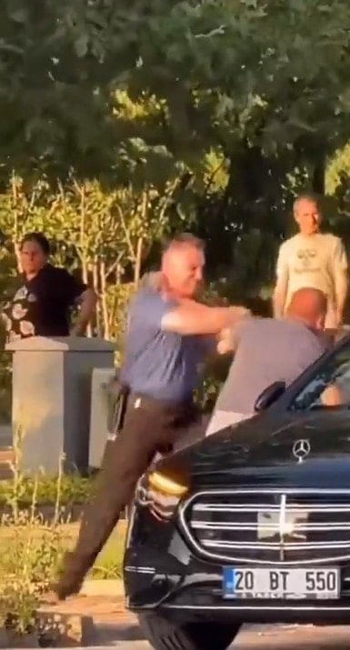 Polis ile iş insanı yumruk yumruğa kavga etti