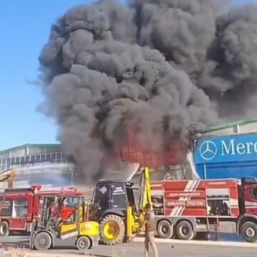 Şanlıurfa’da hırdavat dükkanı alev alev yandı