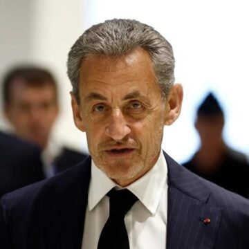 Sarkozy’nin onur nişanı geri alındı