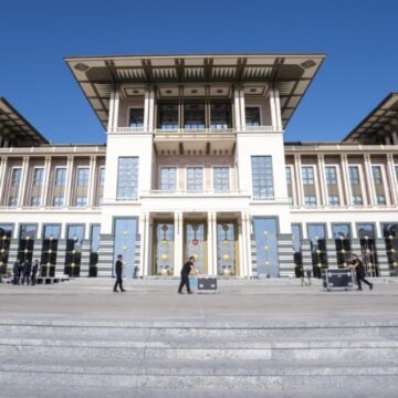 Şatafattan merkez de rahatsız