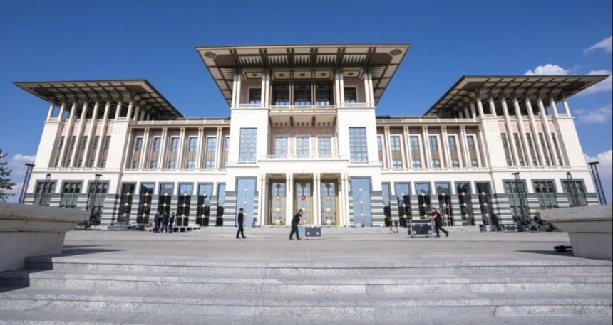 Şatafattan merkez de rahatsız