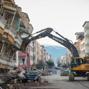 Şeffaflık yine yerle bir: Deprem konutları pazarlıkla elden gitti